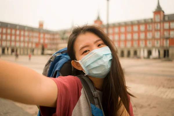 Nya Normala Semesterresor Europa Ung Glad Och Vacker Asiatisk Kinesisk — Stockfoto