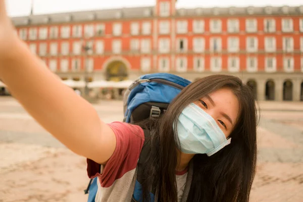 Nya Normala Semesterresor Europa Ung Glad Och Vacker Asiatisk Koreansk — Stockfoto