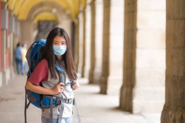 Tatillerde Avrupa 'yı ziyaret eden genç Asyalı bir kadın turist - mutlu ve çekici bir Çinli kızın turistik turlardan ve tatil konseptinden keyif alan hayat tarzı portresi