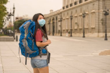 Tatillerde Avrupa 'yı ziyaret eden genç Asyalı bir kadın turist - mutlu ve çekici bir Çinli kızın turistik turlardan ve tatil konseptinden keyif alan hayat tarzı portresi
