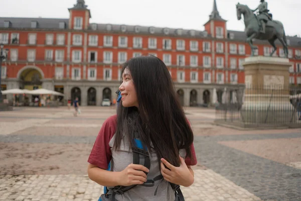 Jonge Aziatische Vrouw Bezoek Europa Vakantie Als Backpacker Toerist Gelukkig — Stockfoto