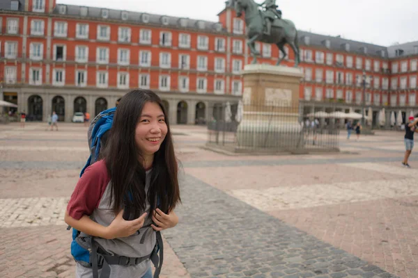 유럽을 문하는 아시아 여행자 관광과 여행에 즐거움을 관광을 즐기는 행복하고 — 스톡 사진