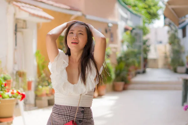 Молодая Привлекательная Беззаботная Азиатская Кореянка Совершающая Экскурсию Городу Севилья Испании — стоковое фото