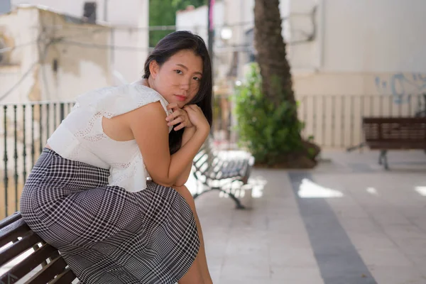 Портрет Молодой Привлекательной Красивой Азиатской Корейки Сидящей Открытом Воздухе Скамейке — стоковое фото