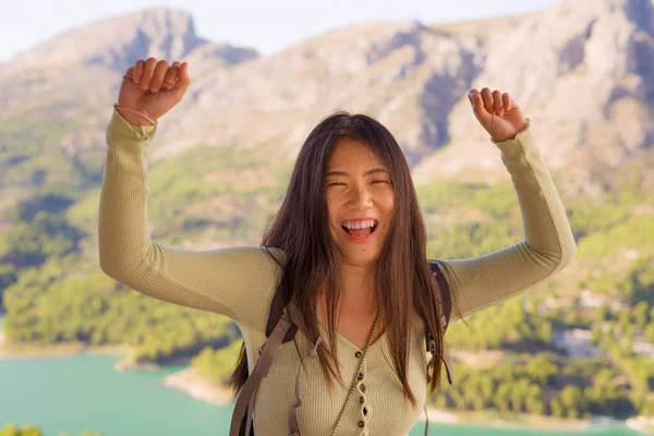 Joven Feliz Atractivo Asiático Chino Turista Sonriente Alegre Disfrutando Hermosa — Foto de Stock