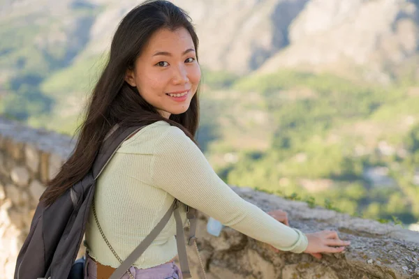 Молодая Счастливая Привлекательная Азиатская Китайская Туристка Улыбается Весело Наслаждаясь Красивым — стоковое фото