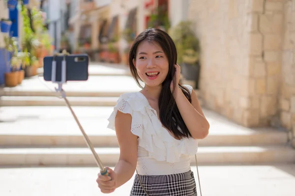 Azjatycka Dziewczyna Biorąc Autoportret Ulicy Młoda Szczęśliwa Atrakcyjna Azjatycka Koreańska — Zdjęcie stockowe
