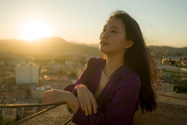 Молодая Счастливая Красивая Азиатская Кореянка Открытом Воздухе Балконе Видом Закат — стоковое фото
