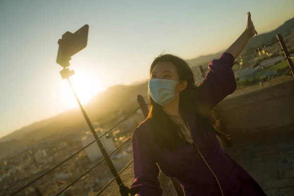 Normal Turism Ung Glad Och Attraktiv Asiatisk Koreansk Kvinna Ansiktsmask — Stockfoto