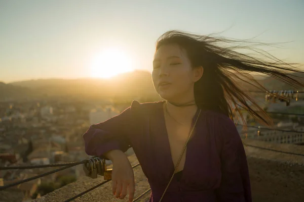 Joven Feliz Hermosa Mujer China Asiática Aire Libre Mirador Balcón — Foto de Stock