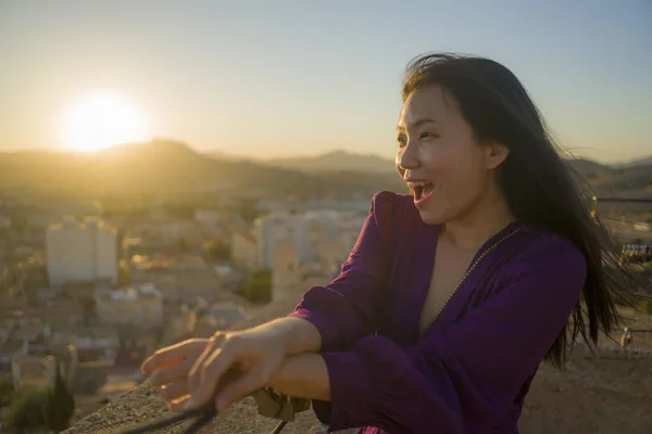 Jovem Feliz Bonita Mulher Chinesa Asiática Livre Miradouro Varanda Desfrutando — Fotografia de Stock