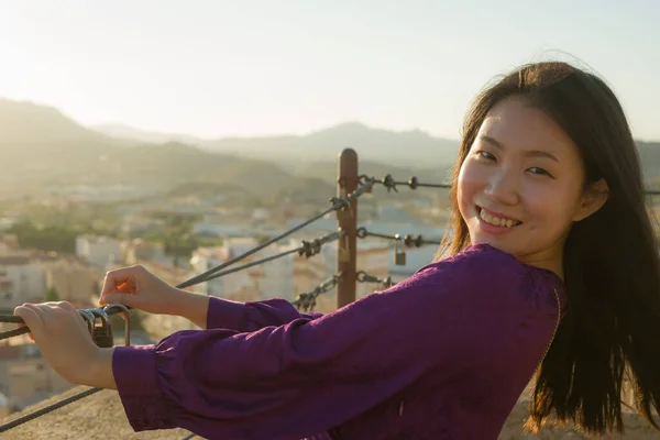 Молодая Счастливая Красивая Азиатская Китаянка Открытом Воздухе Балконе Видом Закат — стоковое фото