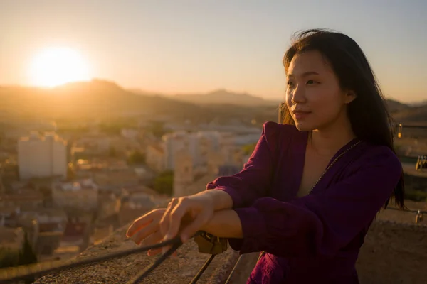 Joven Feliz Hermosa Mujer Japonesa Asiática Aire Libre Mirador Balcón — Foto de Stock