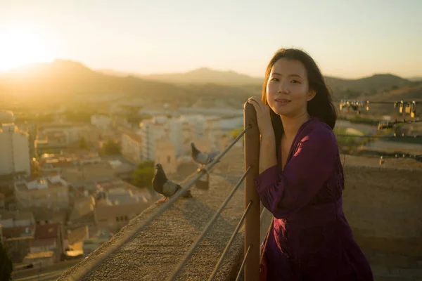 Joven Feliz Hermosa Mujer Japonesa Asiática Aire Libre Mirador Balcón —  Fotos de Stock