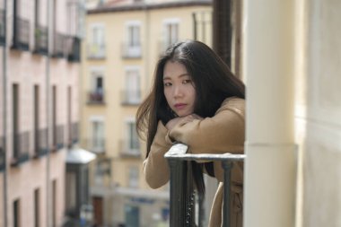 Depresyon ve anksiyete krizi geçiren üzgün ve üzgün Asyalı bir kadının dramatik portresi mutsuz ve endişeli.
