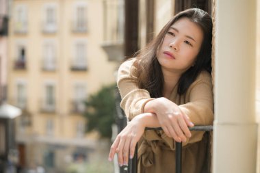 Depresyon ve anksiyete krizi geçiren üzgün ve üzgün Asyalı bir kadının dramatik portresi mutsuz ve endişeli.