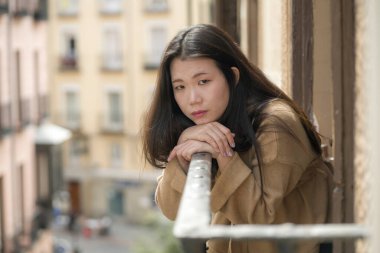 Depresyon ve anksiyete krizi geçiren üzgün ve üzgün Asyalı bir kadının dramatik portresi mutsuz ve endişeli.