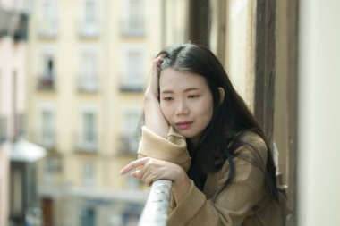 Depresyon ve anksiyete krizi geçiren üzgün ve üzgün Asyalı bir kadının dramatik portresi mutsuz ve endişeli.