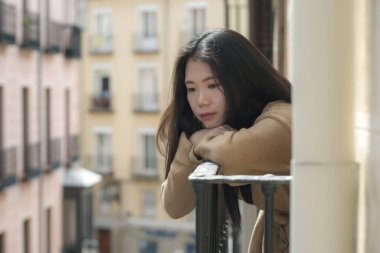 Depresyon ve anksiyete krizi geçiren mutsuz ve endişeli genç, üzgün Asyalı bir kadının dramatik portresi.