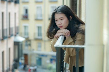 Depresyon ve anksiyete krizi geçiren mutsuz ve endişeli genç, üzgün Asyalı bir kadının dramatik portresi.