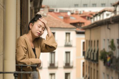 Depresyon ve anksiyete krizi geçiren mutsuz ve endişeli genç, üzgün Asyalı kadının dramatik portresi.