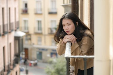 Depresyon ve anksiyete krizi geçiren mutsuz ve endişeli genç, üzgün Asyalı kadının dramatik portresi.
