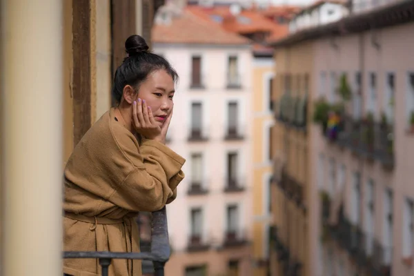 Young Happy Beautiful Asian Korean Woman Hair Bun Enjoying City — Stock Photo, Image