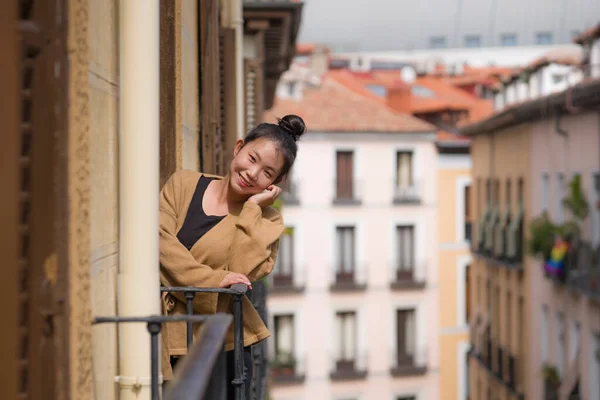 Jovem Feliz Bonita Mulher Coreana Asiática Coque Cabelo Desfrutando Vista — Fotografia de Stock