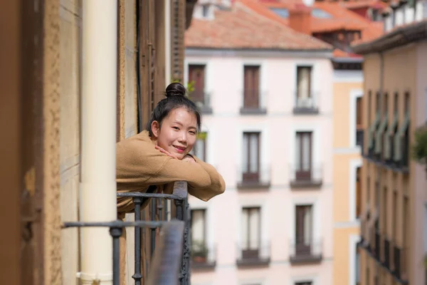 Joven Mujer Coreana Asiática Feliz Hermosa Moño Pelo Disfrutando Vista — Foto de Stock