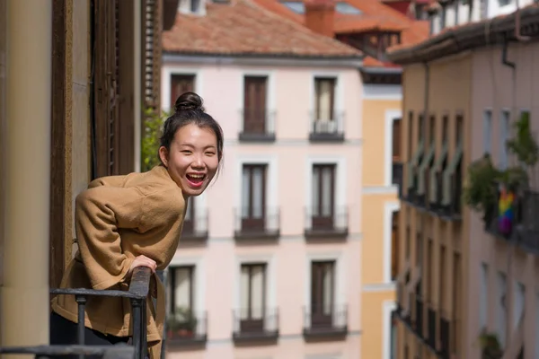 Young Happy Beautiful Asian Korean Woman Hair Bun Enjoying City — Stock Photo, Image