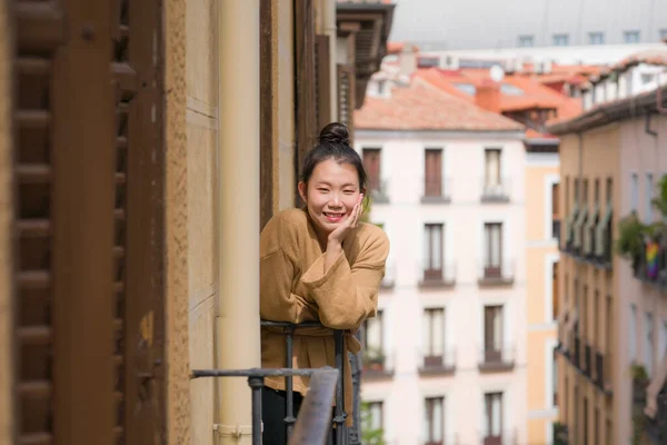 Young Happy Beautiful Asian Korean Woman Hair Bun Enjoying City — Stock Photo, Image