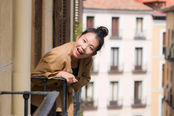 Joven Mujer Coreana Asiática Feliz Hermosa Moño Pelo Disfrutando Vista — Foto de Stock