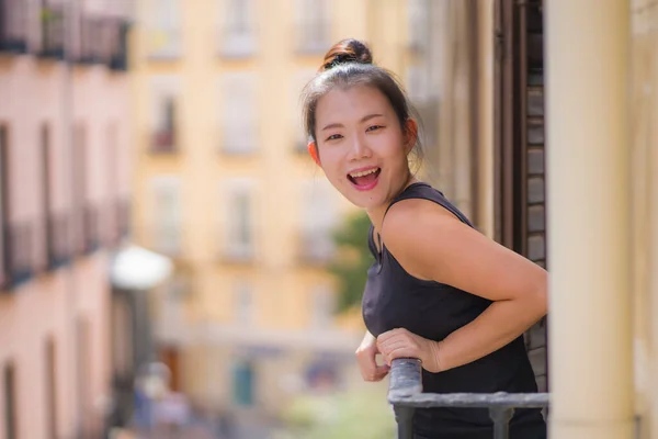 Joven Mujer Coreana Asiática Feliz Hermosa Moño Pelo Disfrutando Vista — Foto de Stock