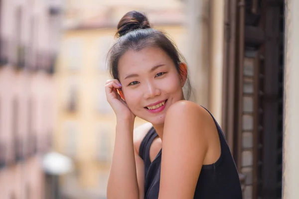 Joven Mujer Coreana Asiática Feliz Hermosa Moño Pelo Disfrutando Vista —  Fotos de Stock