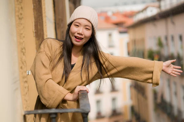 기사보기 모자를 행복하고 아름다운 아시아인 여성이 유럽에서 여행을 스페인의 발코니에서 — 스톡 사진
