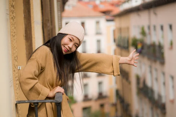 기사보기 모자를 행복하고 아름다운 아시아인 여성이 유럽에서 여행을 스페인의 발코니에서 — 스톡 사진