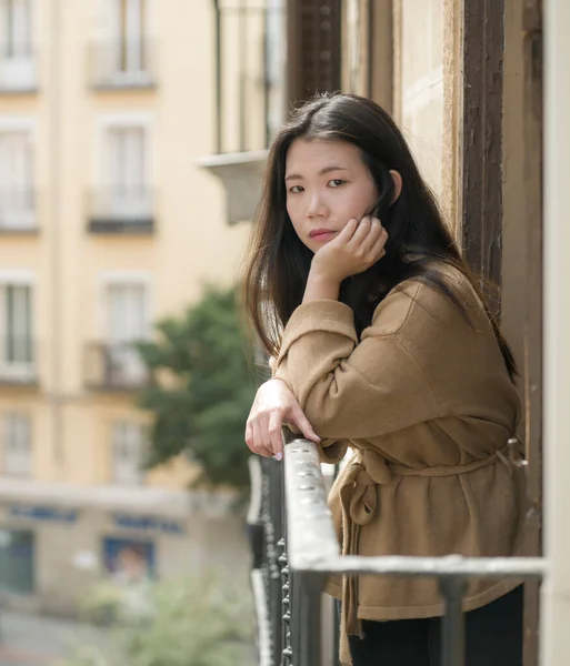 아름다운 슬프고 아시아 여성의 초상화 불행을 느끼고 우울증과 위기를 — 스톡 사진
