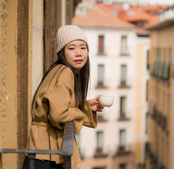 Молодые Красивые Счастливые Азиатские Китаянка Зимней Шляпе Наслаждаясь Видом Город — стоковое фото