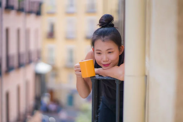 Joven Hermosa Feliz Mujer Coreana Asiática Disfrutando Vista Ciudad Desde — Foto de Stock