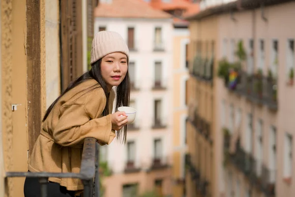 Молодая Красивая Счастливая Азиатская Кореянка Зимней Шляпе Наслаждается Видом Город — стоковое фото