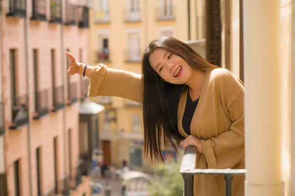 Joven Feliz Hermosa Mujer China Asiática Disfrutando Vista Ciudad Desde — Foto de Stock