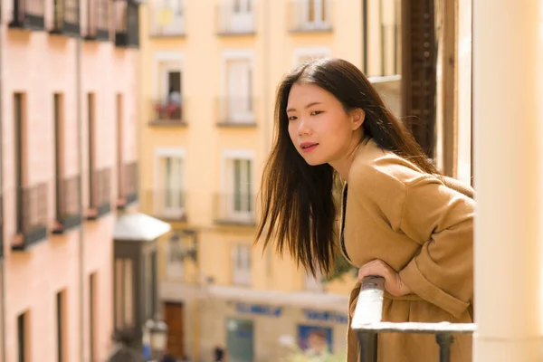 Joven Feliz Hermosa Mujer China Asiática Disfrutando Vista Ciudad Desde — Foto de Stock