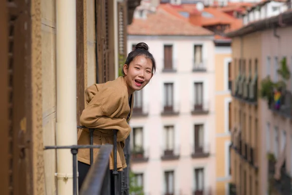 Молодая Счастливая Красивая Азиатская Китаянка Парикмахерской Наслаждающаяся Видом Город Балкона — стоковое фото