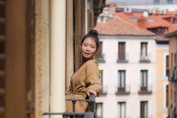 Young Happy Beautiful Asian Chinese Woman Hair Bun Enjoying City — Stock Photo, Image