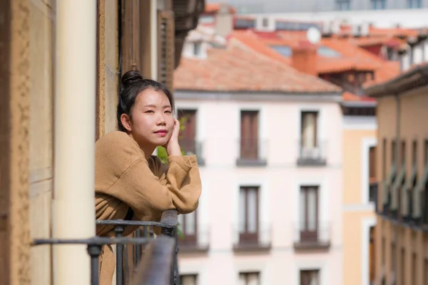 Young Happy Beautiful Asian Chinese Woman Hair Bun Enjoying City — Stock Photo, Image