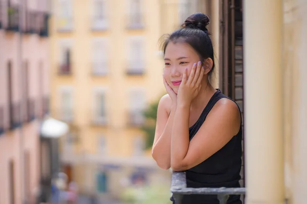 Молодая Счастливая Красивая Азиатская Китаянка Парикмахерской Наслаждающаяся Видом Город Балкона — стоковое фото