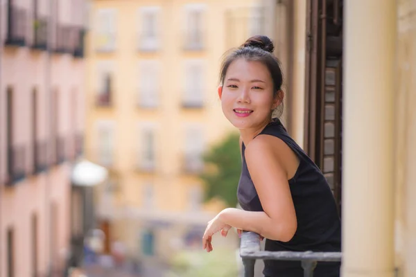 Joven Feliz Hermosa Mujer China Asiática Moño Pelo Disfrutando Vista —  Fotos de Stock
