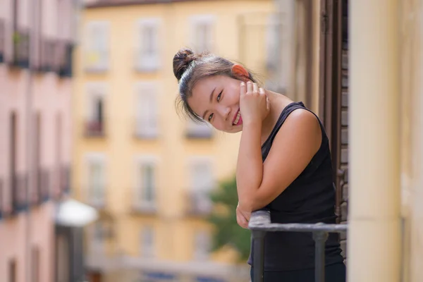 Jovem Feliz Bonita Mulher Chinesa Asiática Coque Cabelo Desfrutando Vista — Fotografia de Stock