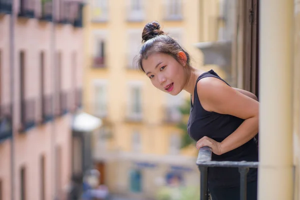 Jovem Feliz Bonita Mulher Chinesa Asiática Coque Cabelo Desfrutando Vista — Fotografia de Stock