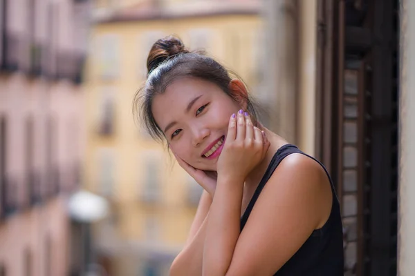 Jovem Feliz Bonita Mulher Chinesa Asiática Coque Cabelo Desfrutando Vista — Fotografia de Stock